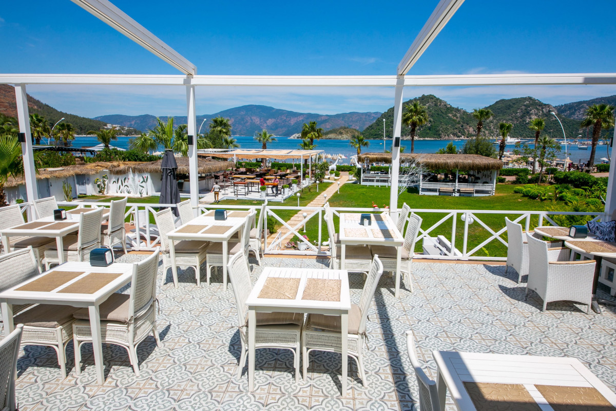 CASA BLANCA BEACH HOTEL