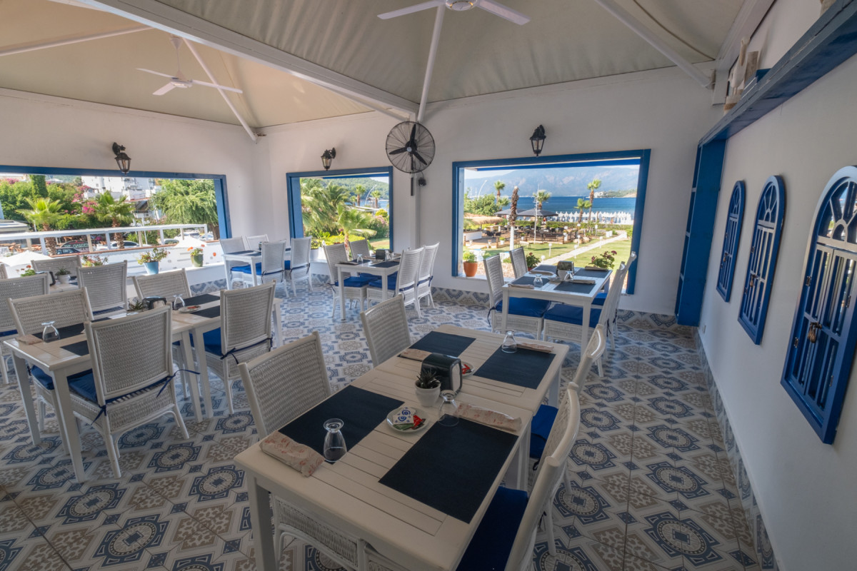 CASA BLANCA BEACH HOTEL