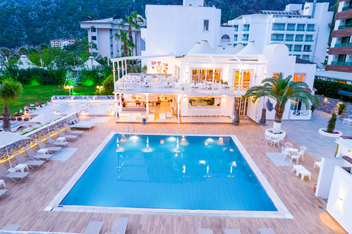 CASA BLANCA BEACH HOTEL