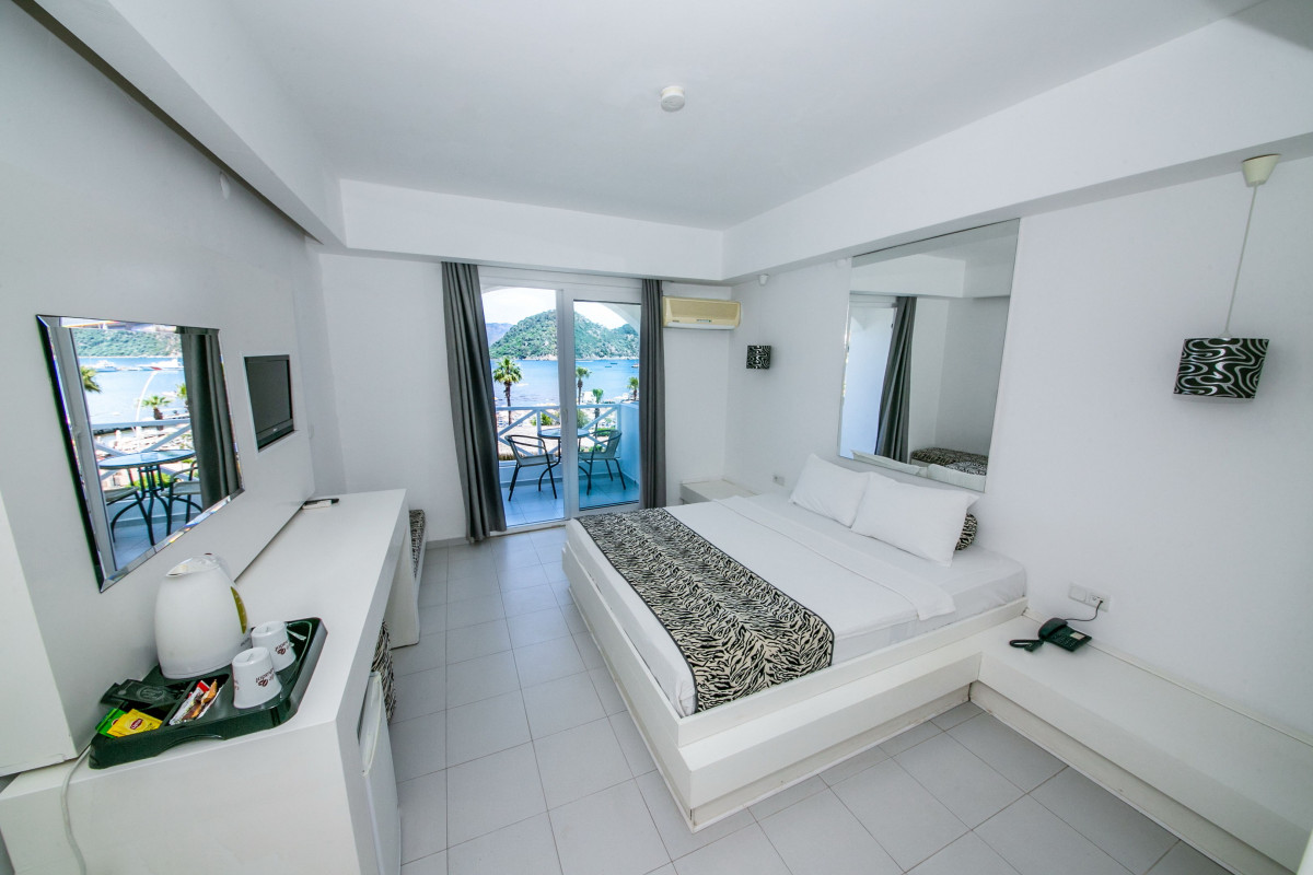 CASA BLANCA BEACH HOTEL