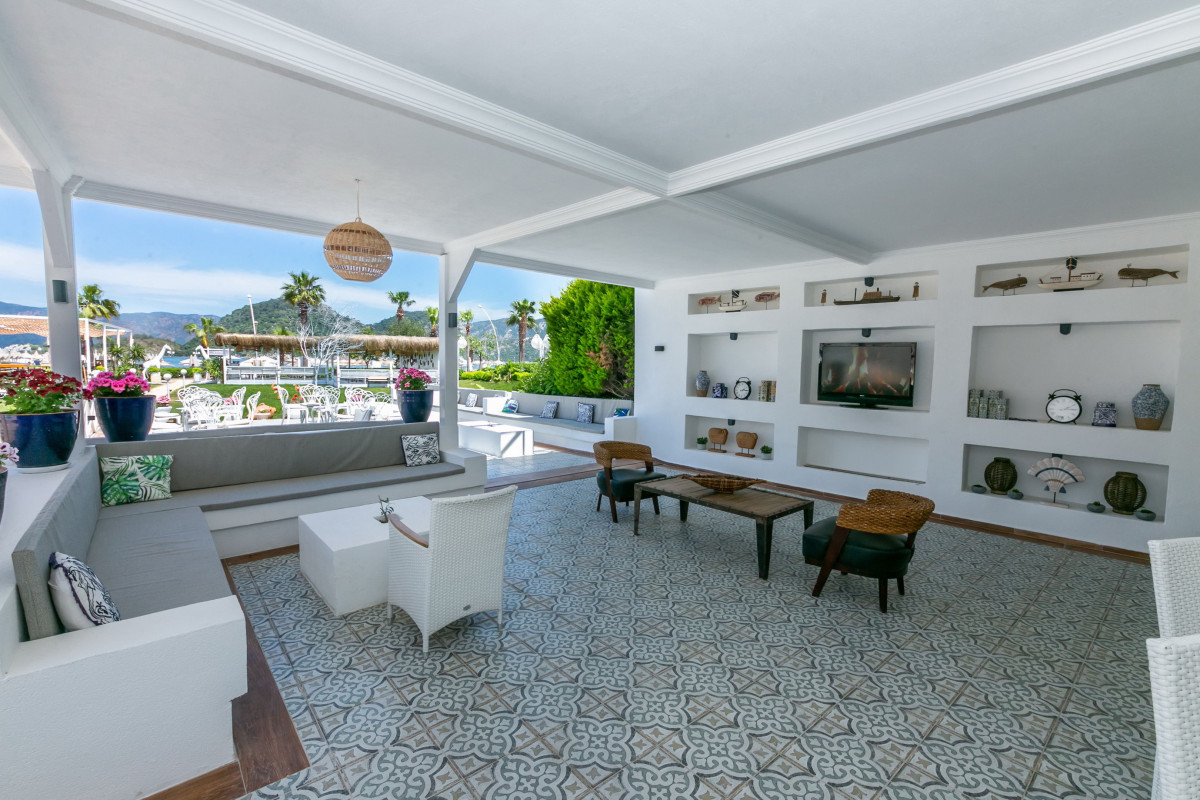 CASA BLANCA BEACH HOTEL