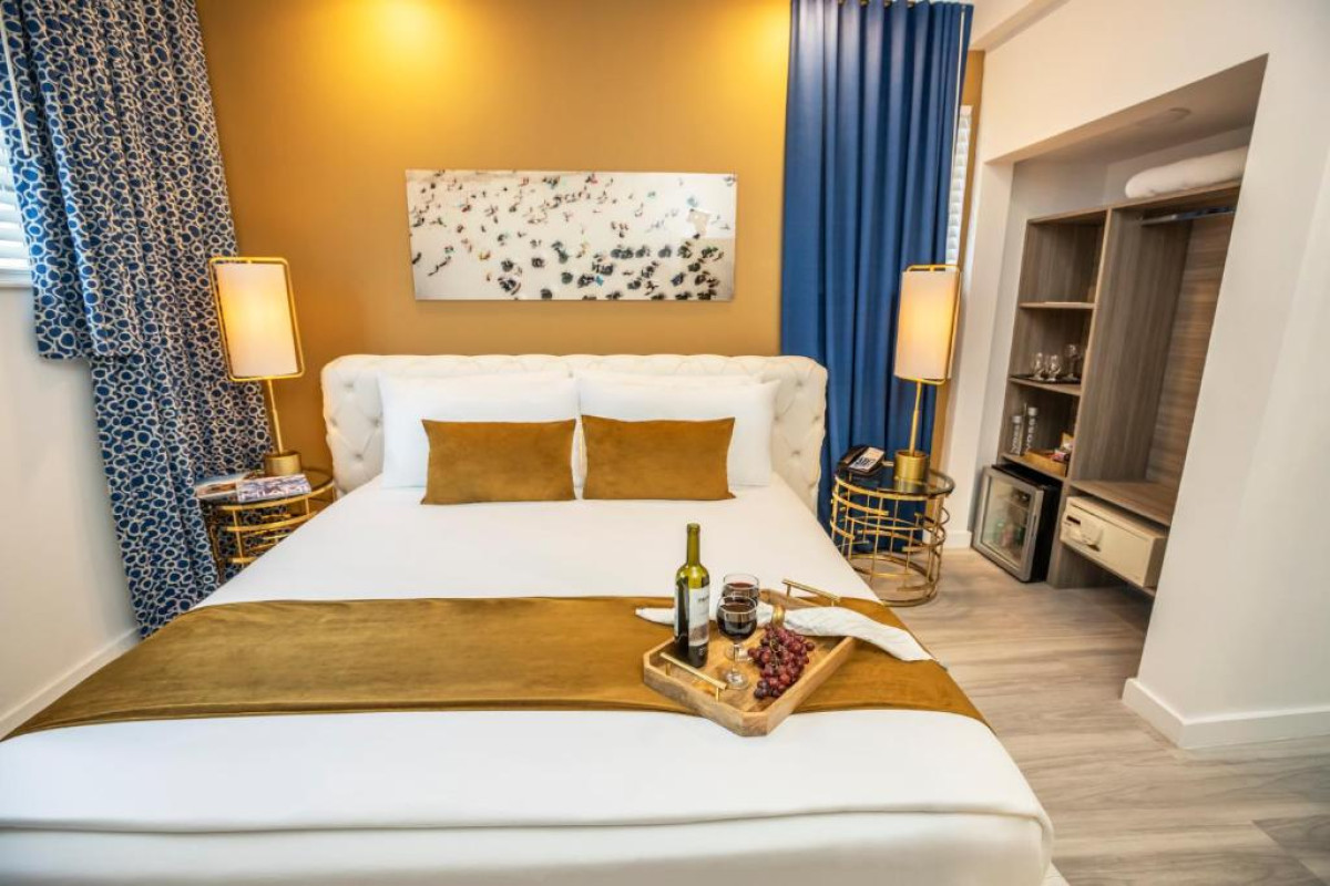 Catalina Hotel & Beach Club