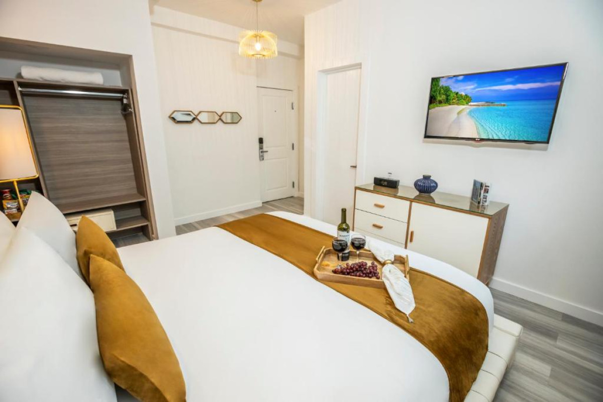 Catalina Hotel & Beach Club
