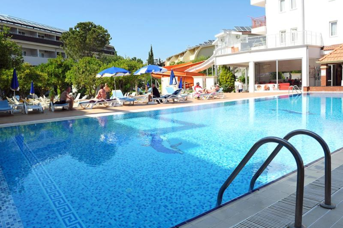 CATS GARDEN HOTEL