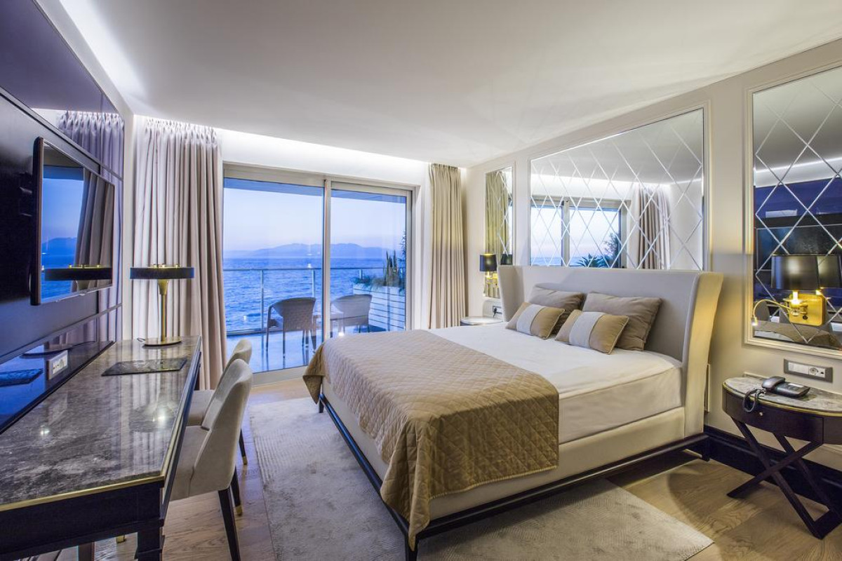 CHARISMA DELUXE HOTEL