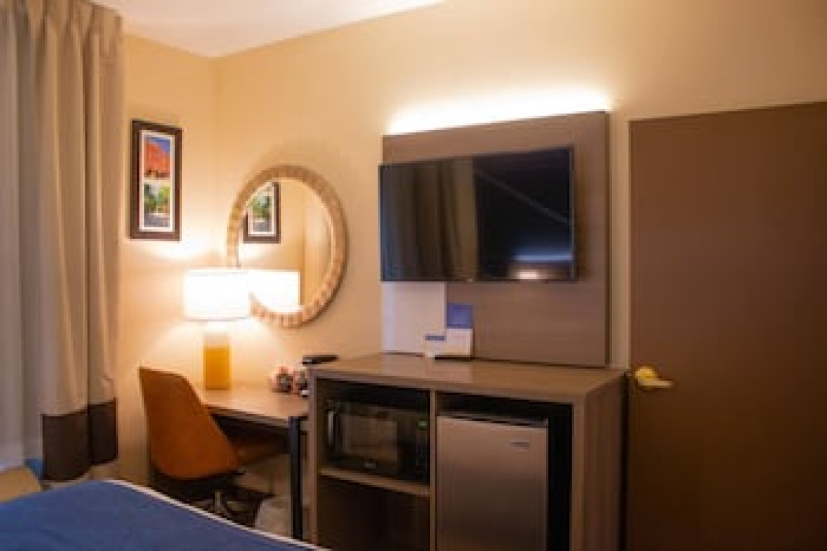COMFORT INN & SUITES GENEVA - WEST CHICAGO
