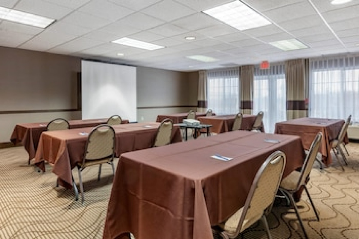 COMFORT INN & SUITES GENEVA - WEST CHICAGO