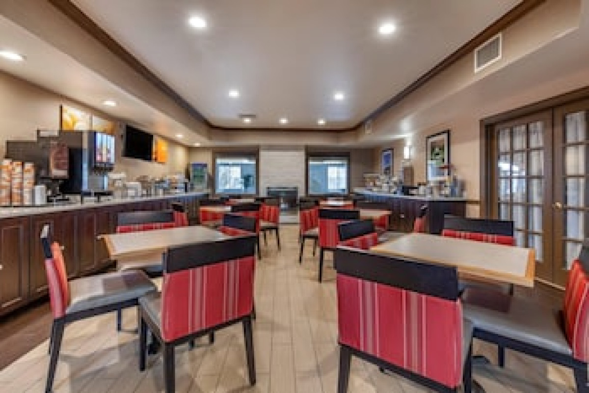 COMFORT INN & SUITES GENEVA - WEST CHICAGO