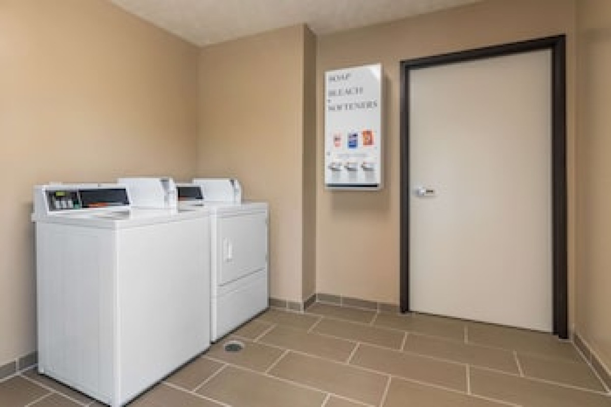 COMFORT SUITES SPEEDWAY - KANSAS CITY