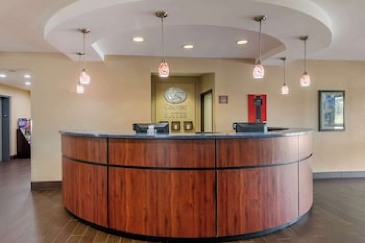 COMFORT SUITES SPEEDWAY - KANSAS CITY