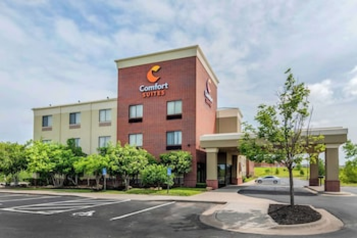 COMFORT SUITES SPEEDWAY - KANSAS CITY