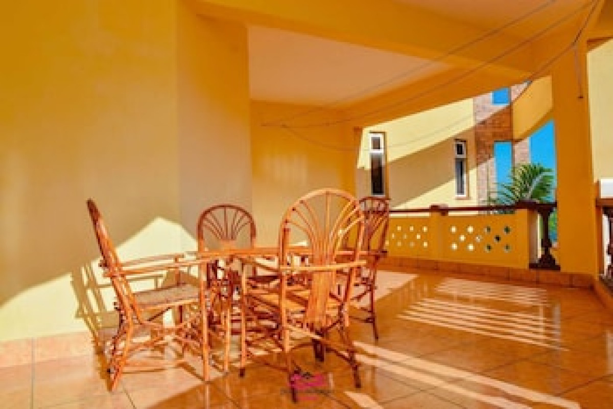 COOL BREEZE BEACHFRONT APARTMENTS