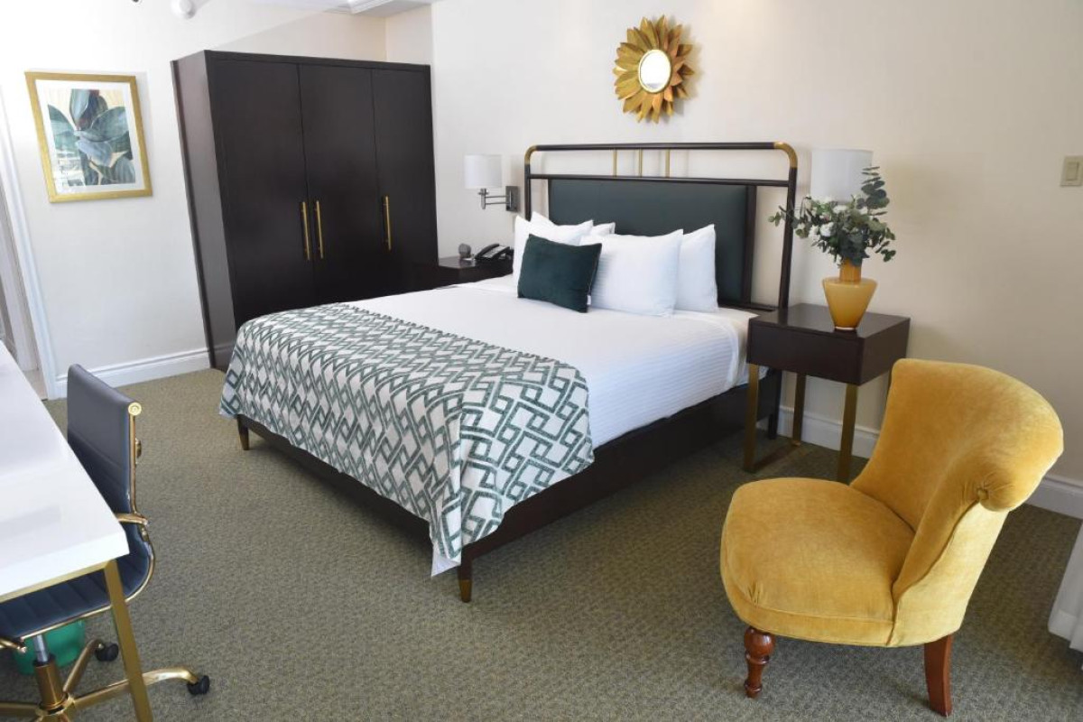 Courtleigh Hotel & Suites