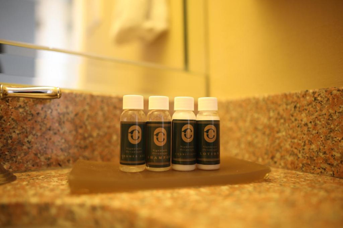 Courtleigh Hotel & Suites