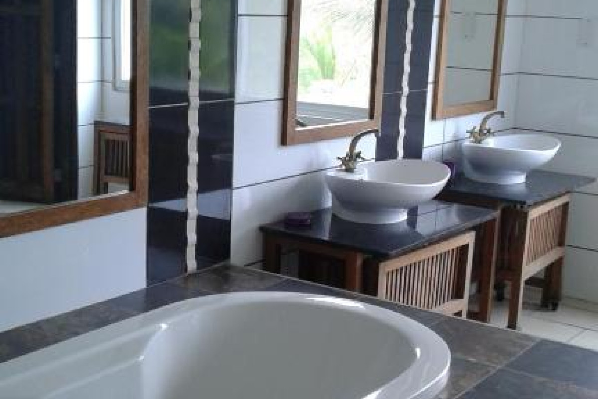 Cowrie Shell Beach Apartments