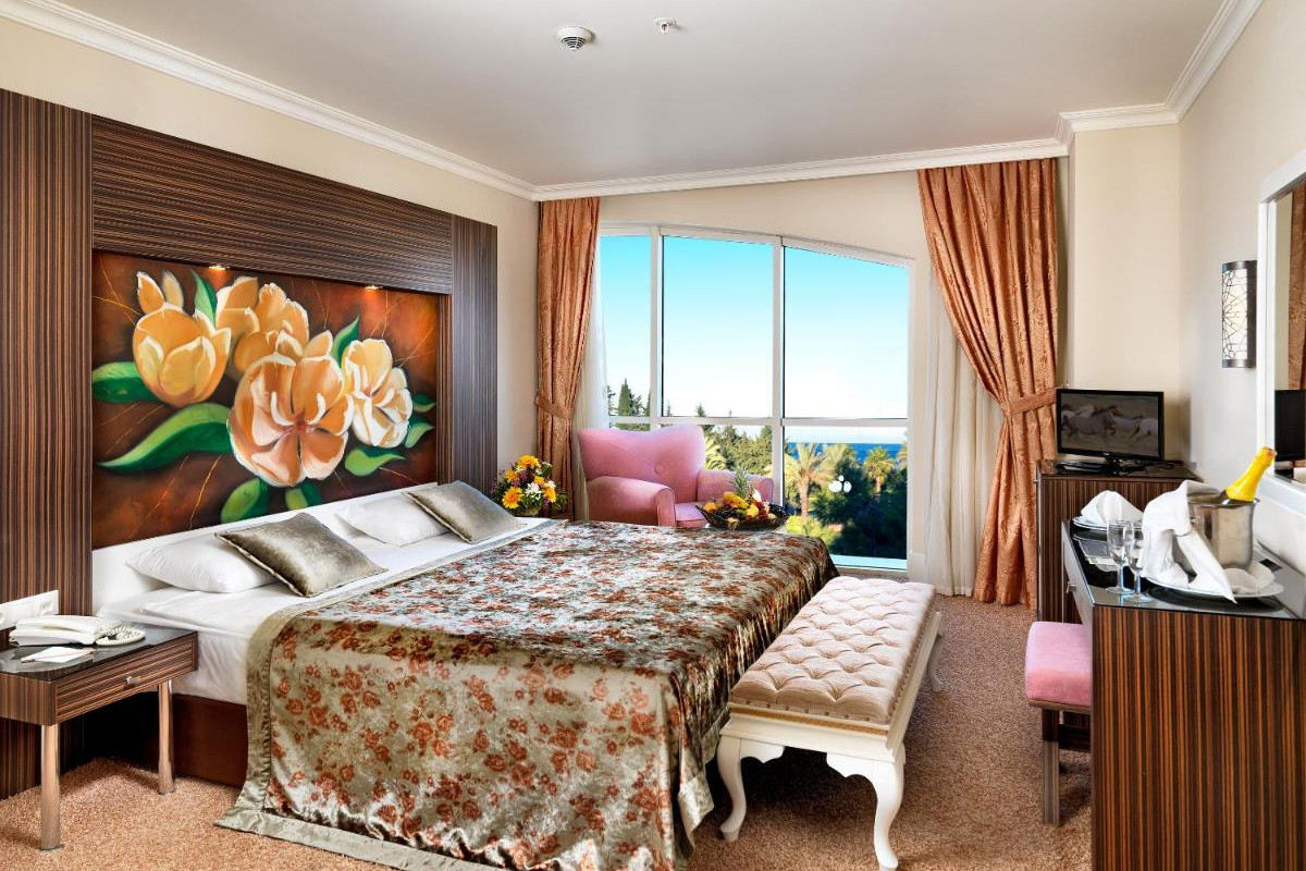 CRYSTAL DE LUXE SPA RESORT