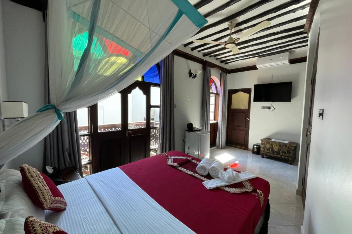 Dhow Palace Hotel