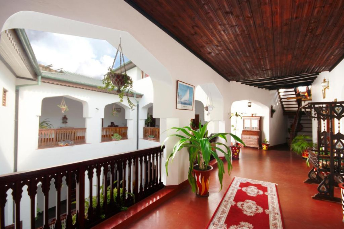 Dhow Palace Hotel