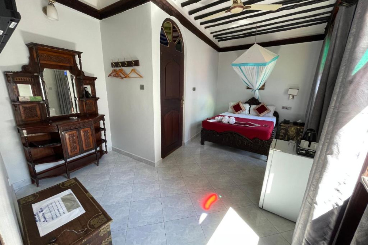 Dhow Palace Hotel