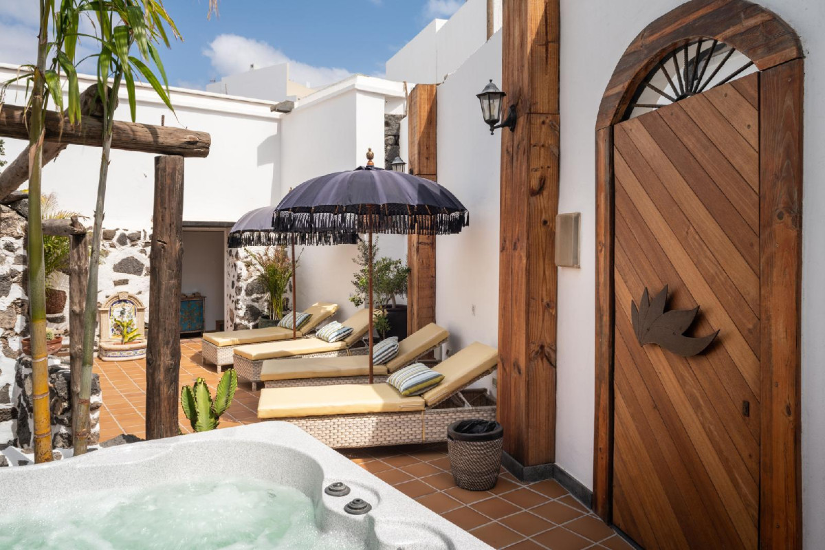 El Charco Suites
