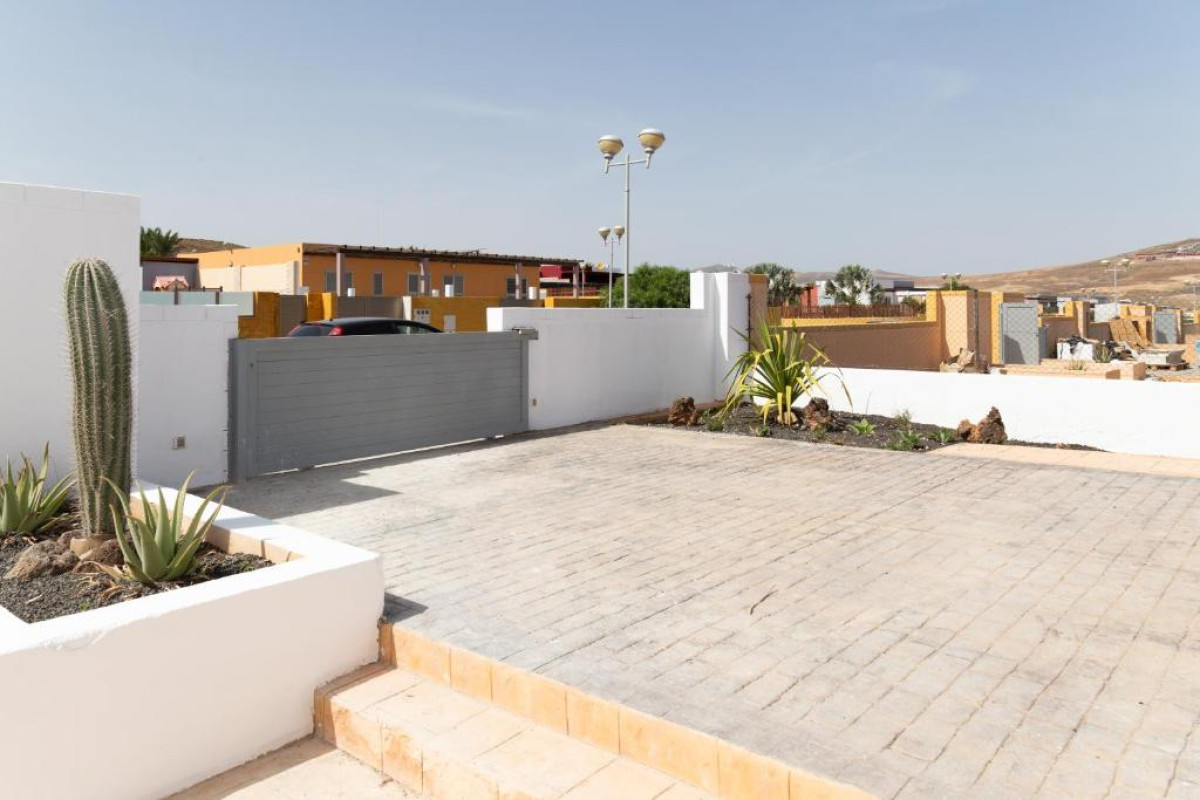 Ereza The White Homes