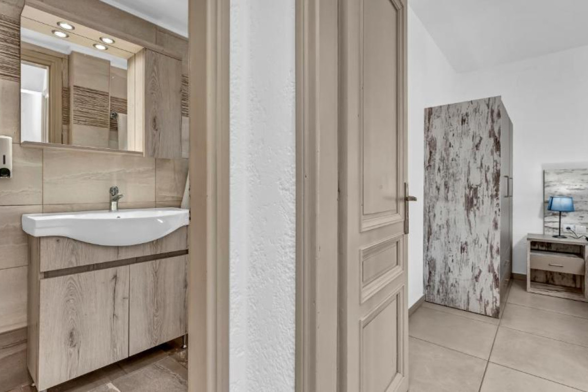 Evina Rooms & Suites
