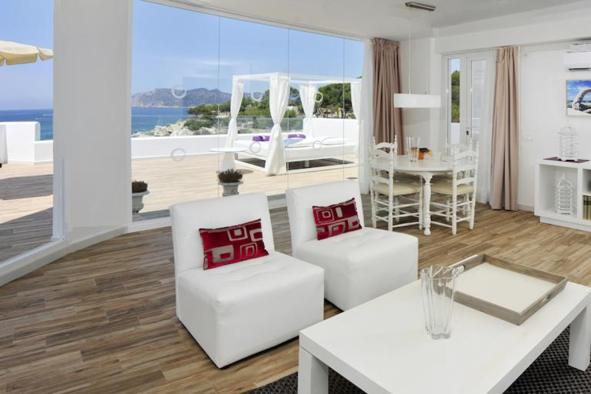 Fergus Style Cala Blanca Suites