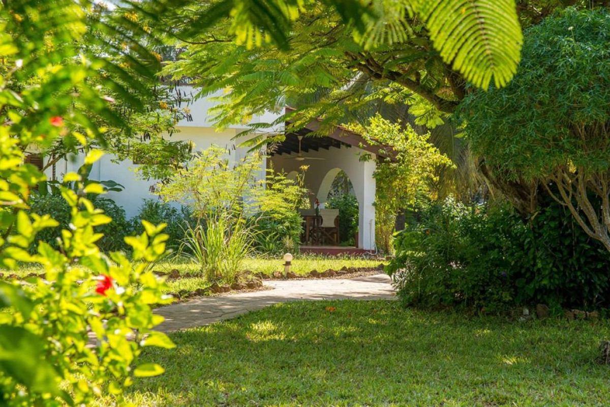 Flame Tree Cottage Hotel