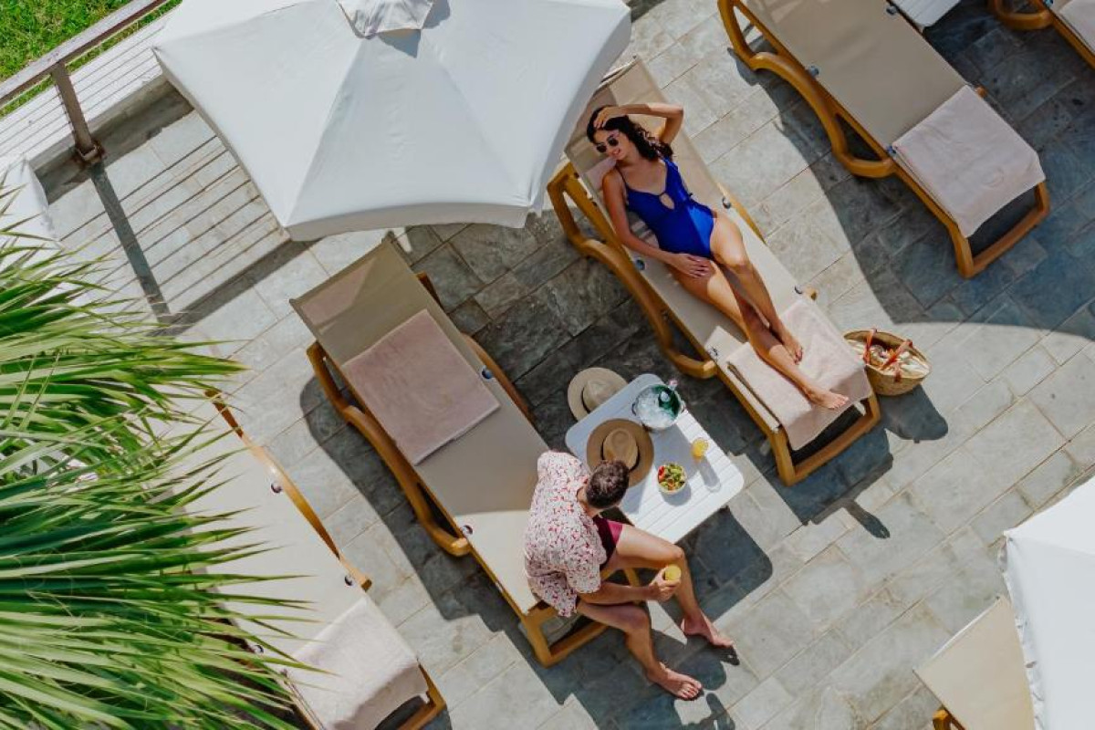 GOLDEN COAST BEACH HOTEL