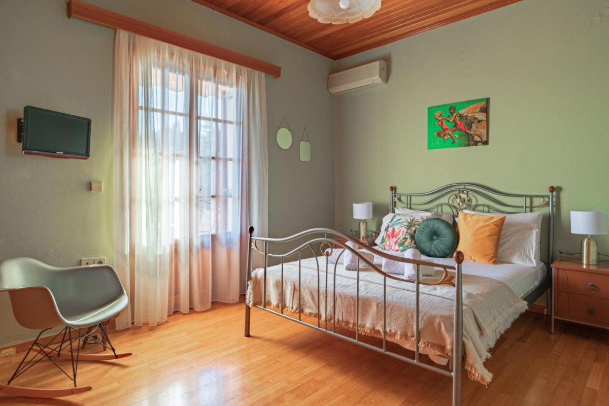 Golden Flowers Apartment