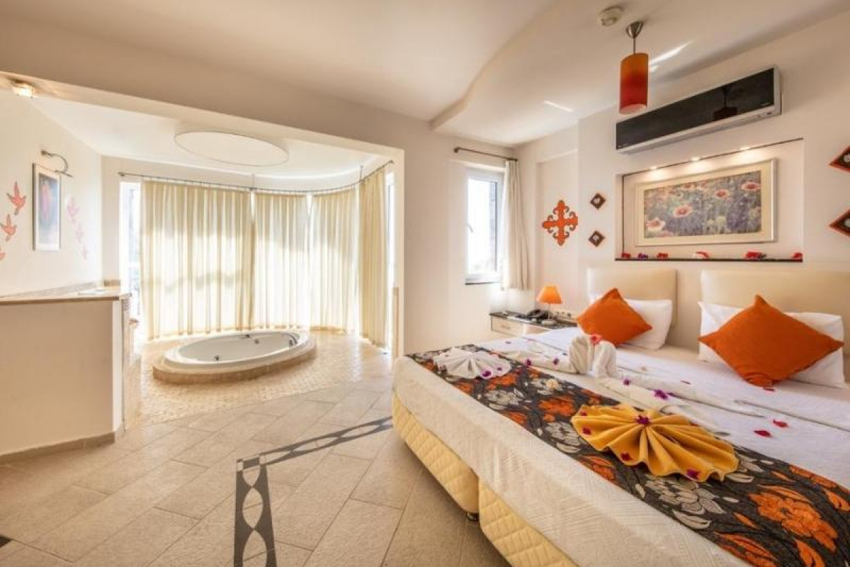 GOLDEN LIFE HEIGHTS DELUXE SUITE HOTEL