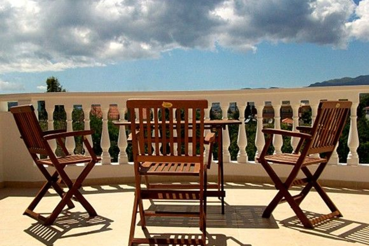 GOLDEN ROSE SUITES