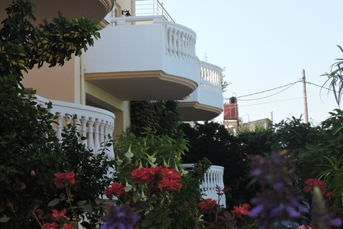GOLDEN ROSE SUITES