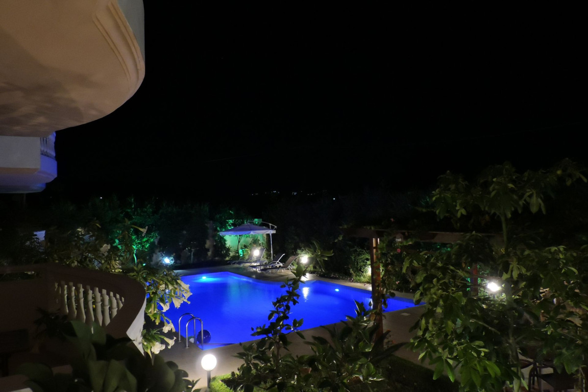 GOLDEN ROSE SUITES