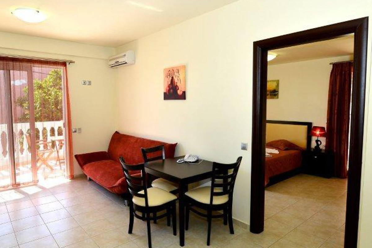 GOLDEN ROSE SUITES