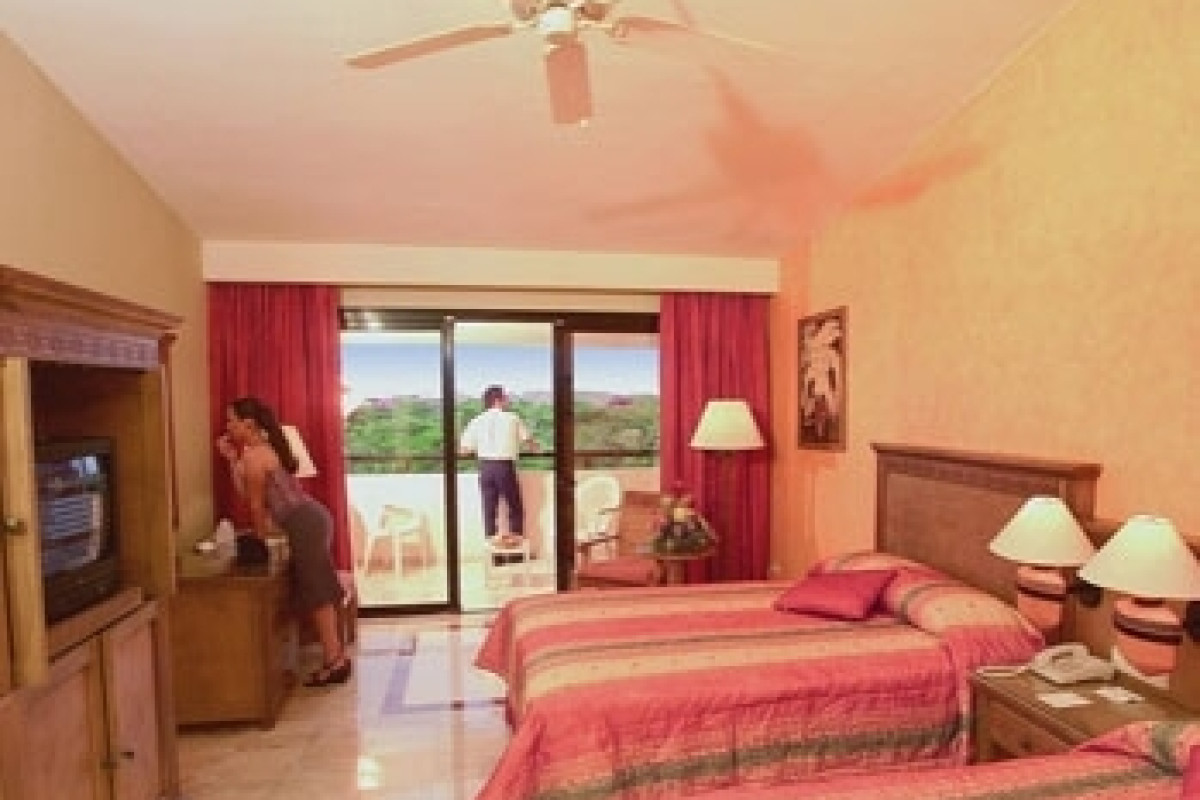 Grand Palladium Colonial Resort & Spa