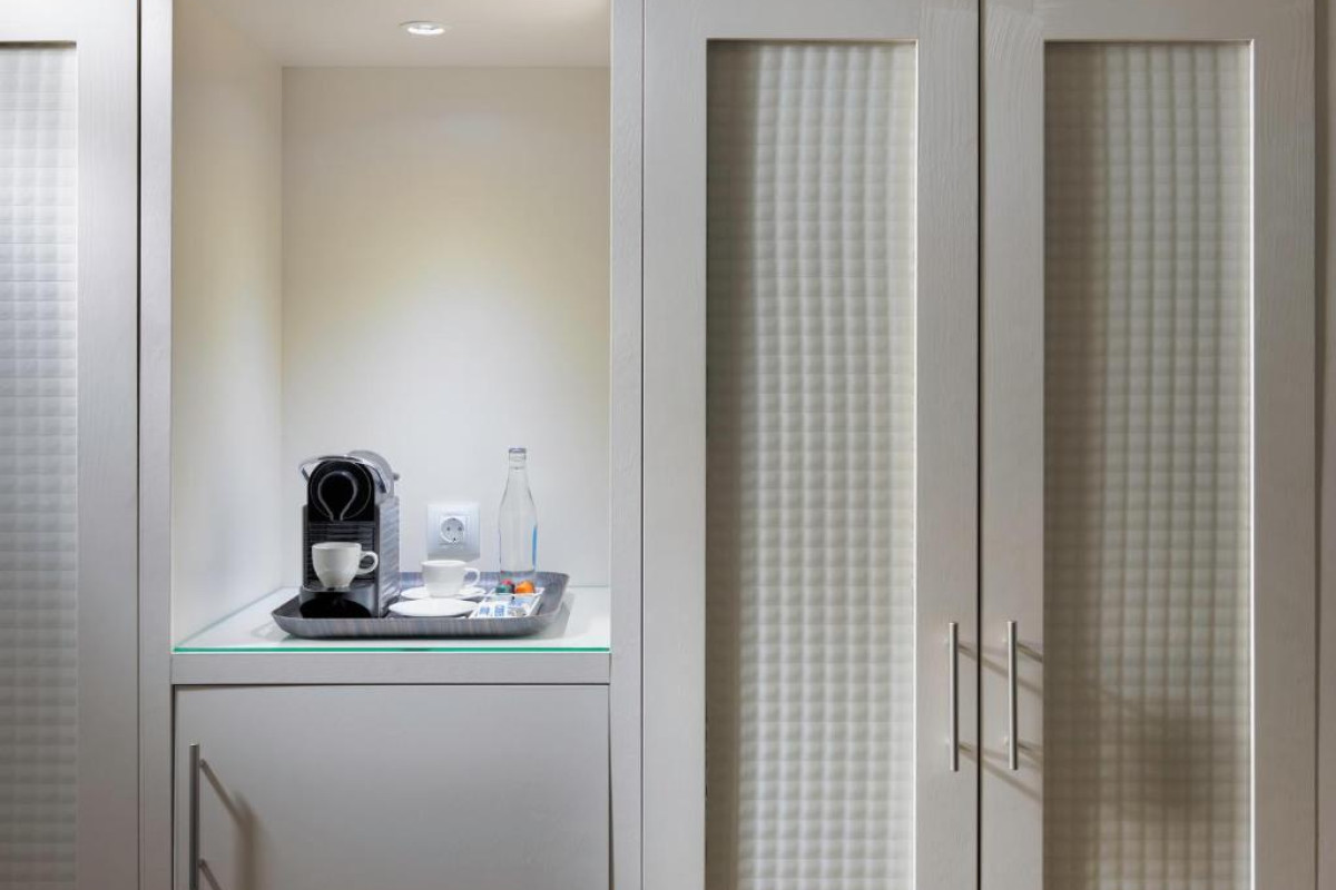 Hotel H10 White Suites