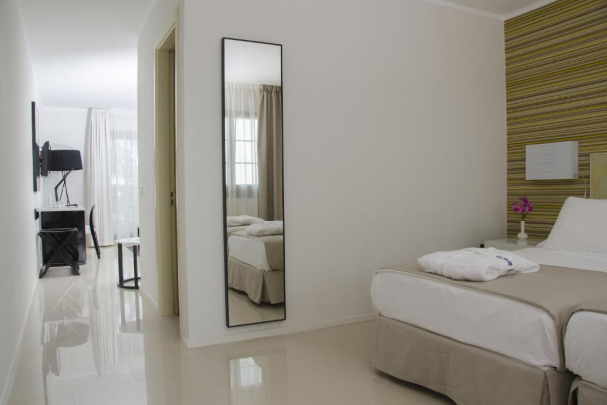 Hotel H10 White Suites