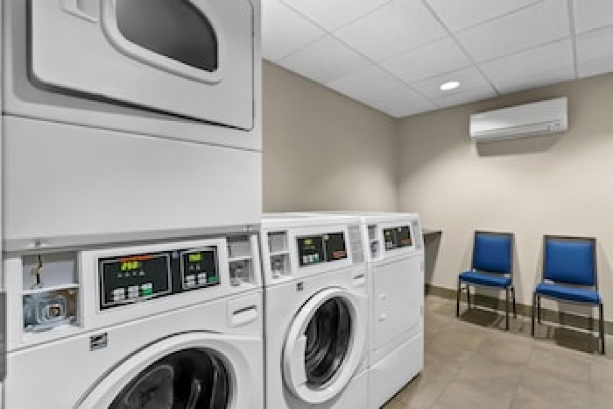 HAMPTON INN & SUITES BALTIMORE/WOODLAWN