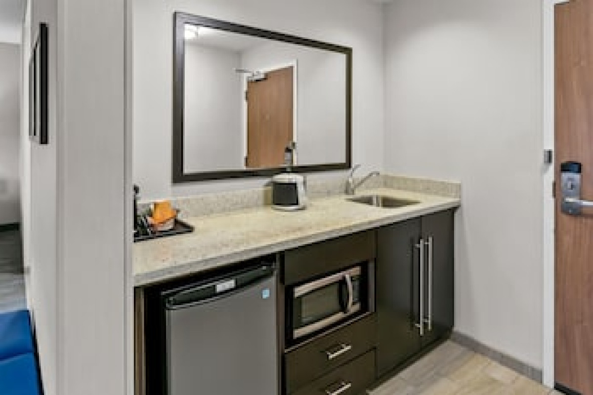 HAMPTON INN & SUITES BALTIMORE/WOODLAWN
