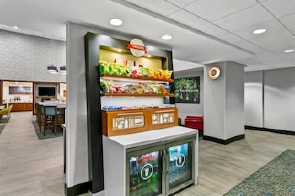 HAMPTON INN & SUITES BALTIMORE/WOODLAWN