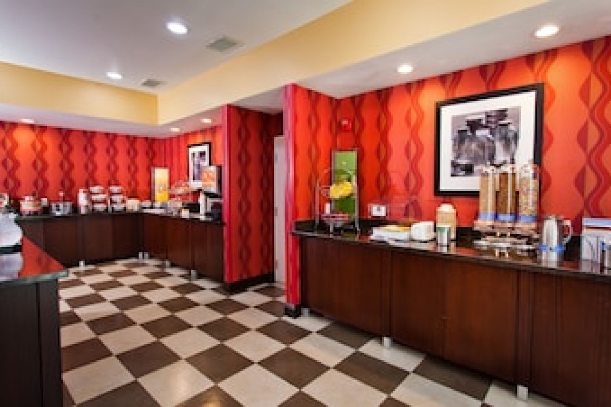 HAMPTON INN & SUITES SACRAMENTO-CAL EXPO