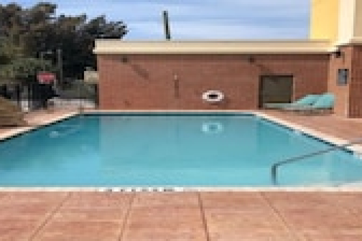 HAMPTON INN & SUITES TAMPA BUSCH GARDENS AREA