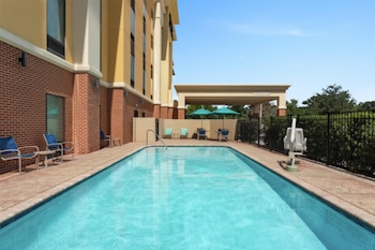 HAMPTON INN & SUITES TAMPA BUSCH GARDENS AREA