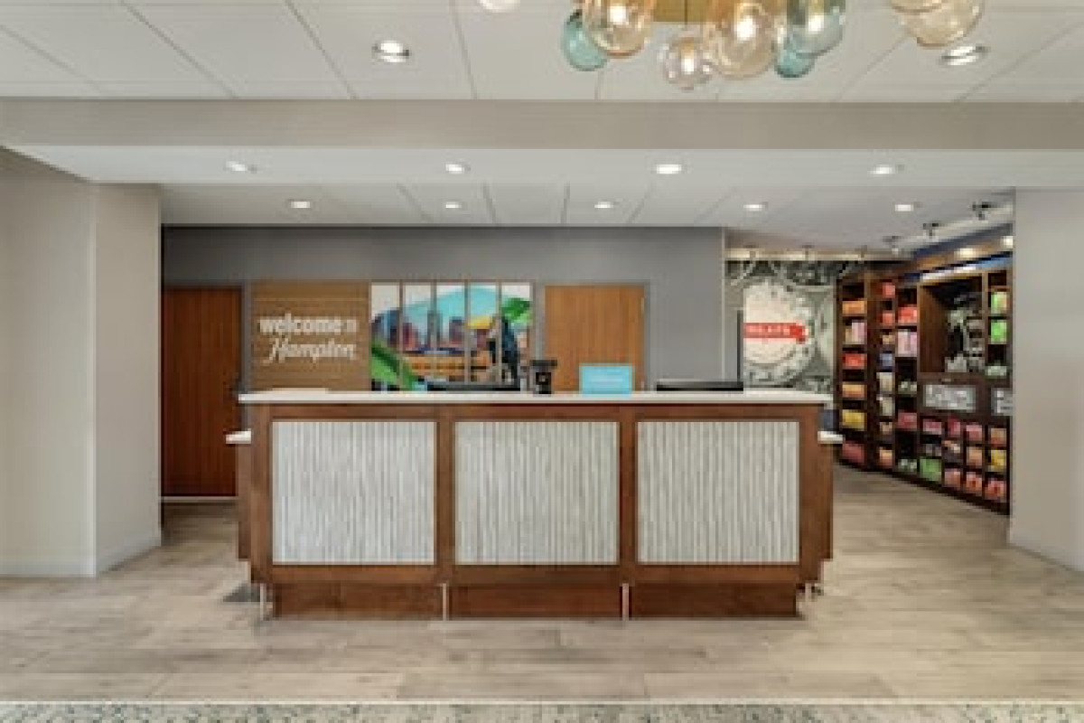 HAMPTON INN & SUITES TAMPA BUSCH GARDENS AREA