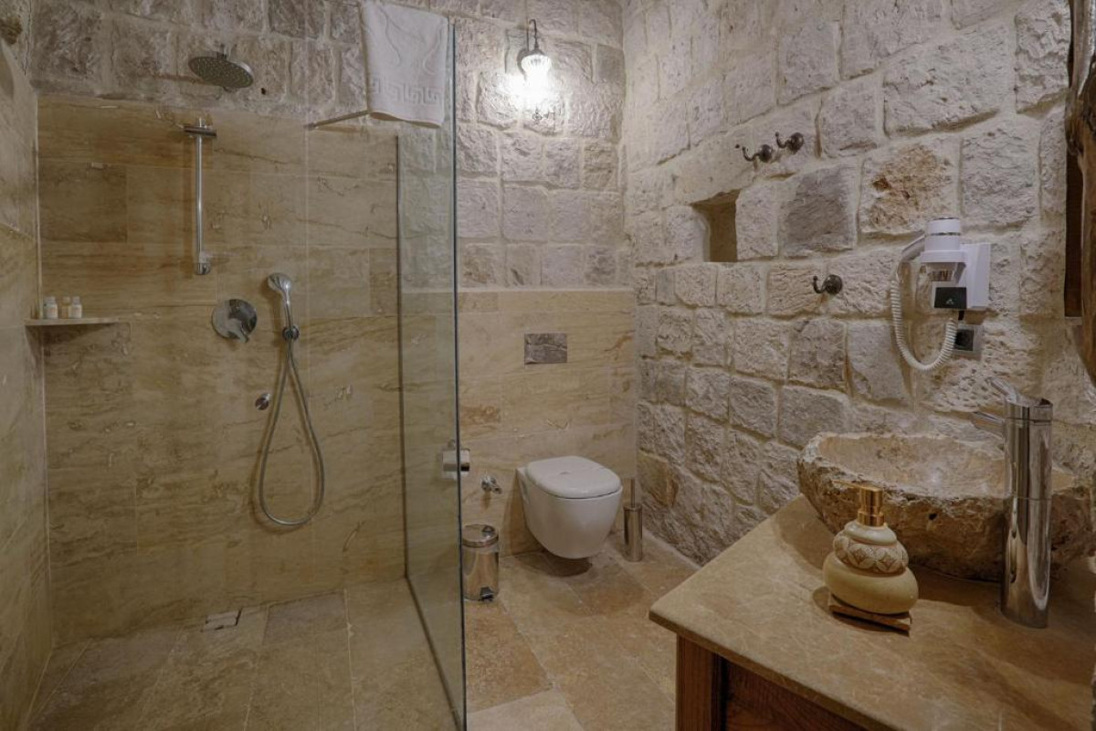 Hera Cave Suites