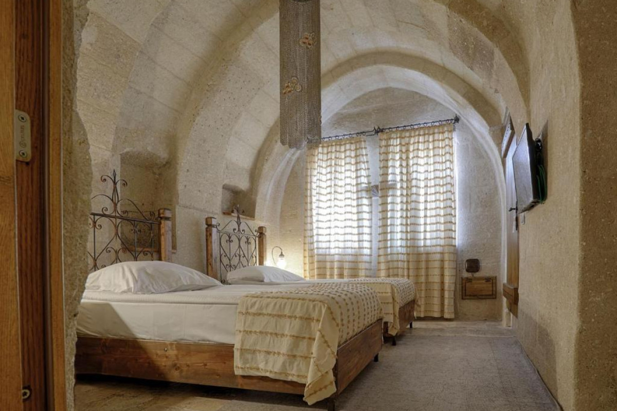 Hera Cave Suites