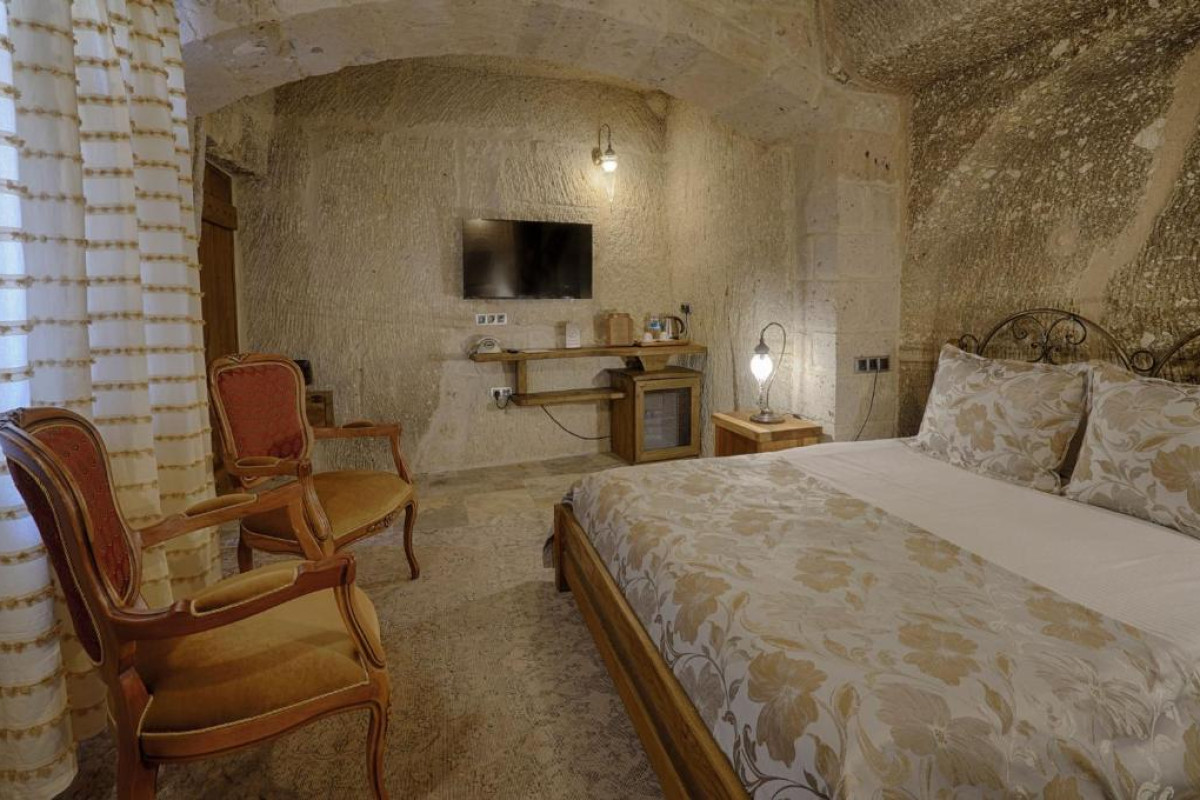 Hera Cave Suites