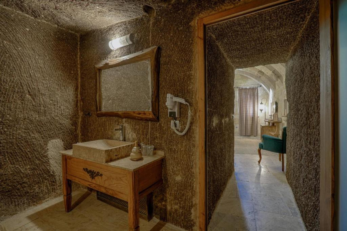 Hera Cave Suites