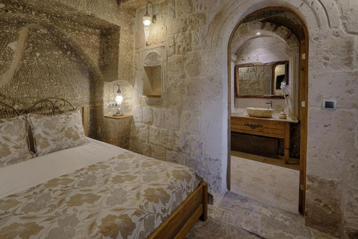 Hera Cave Suites